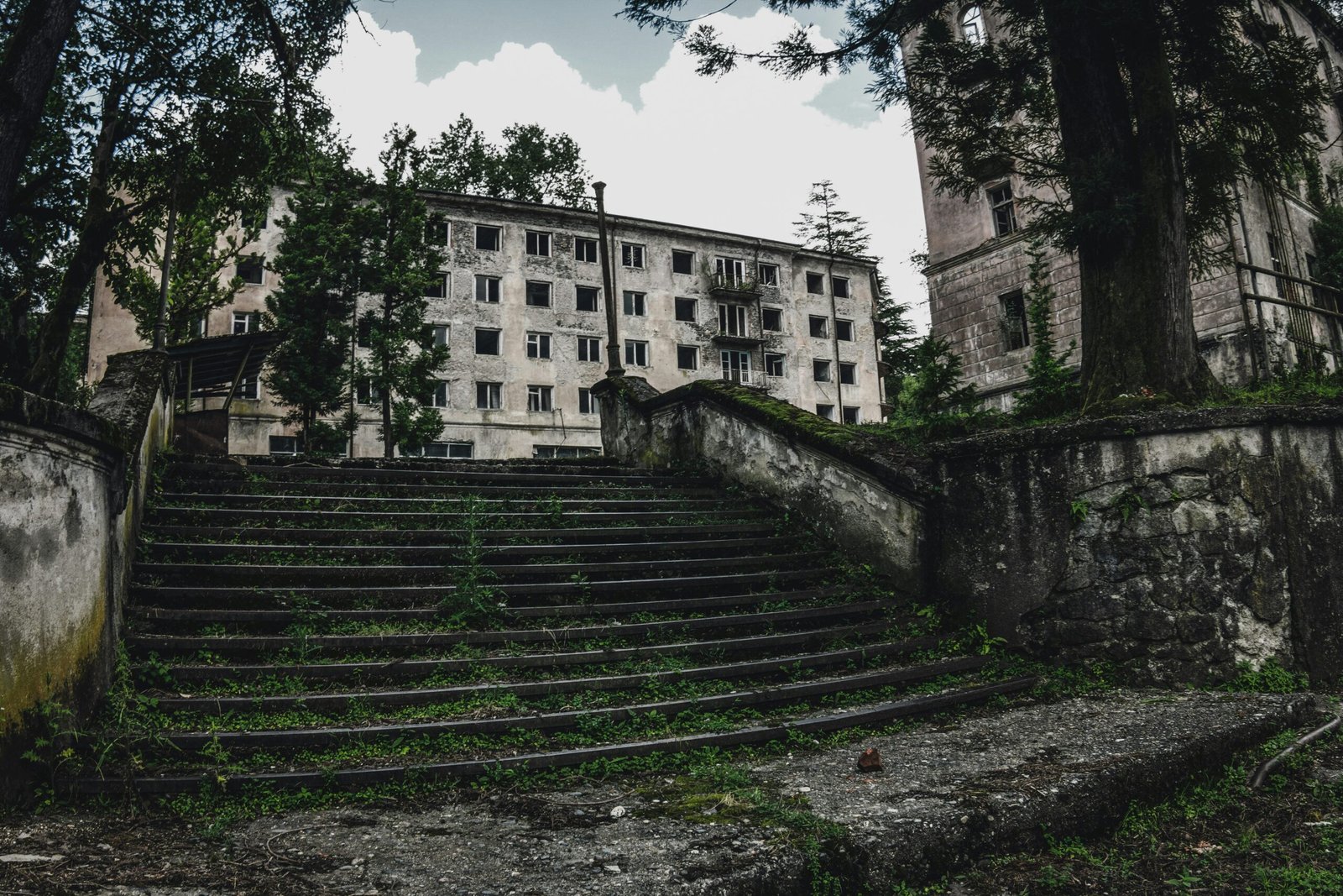 Exploring Ghost Towns: A Unique Blend of History and Modern Luxuries